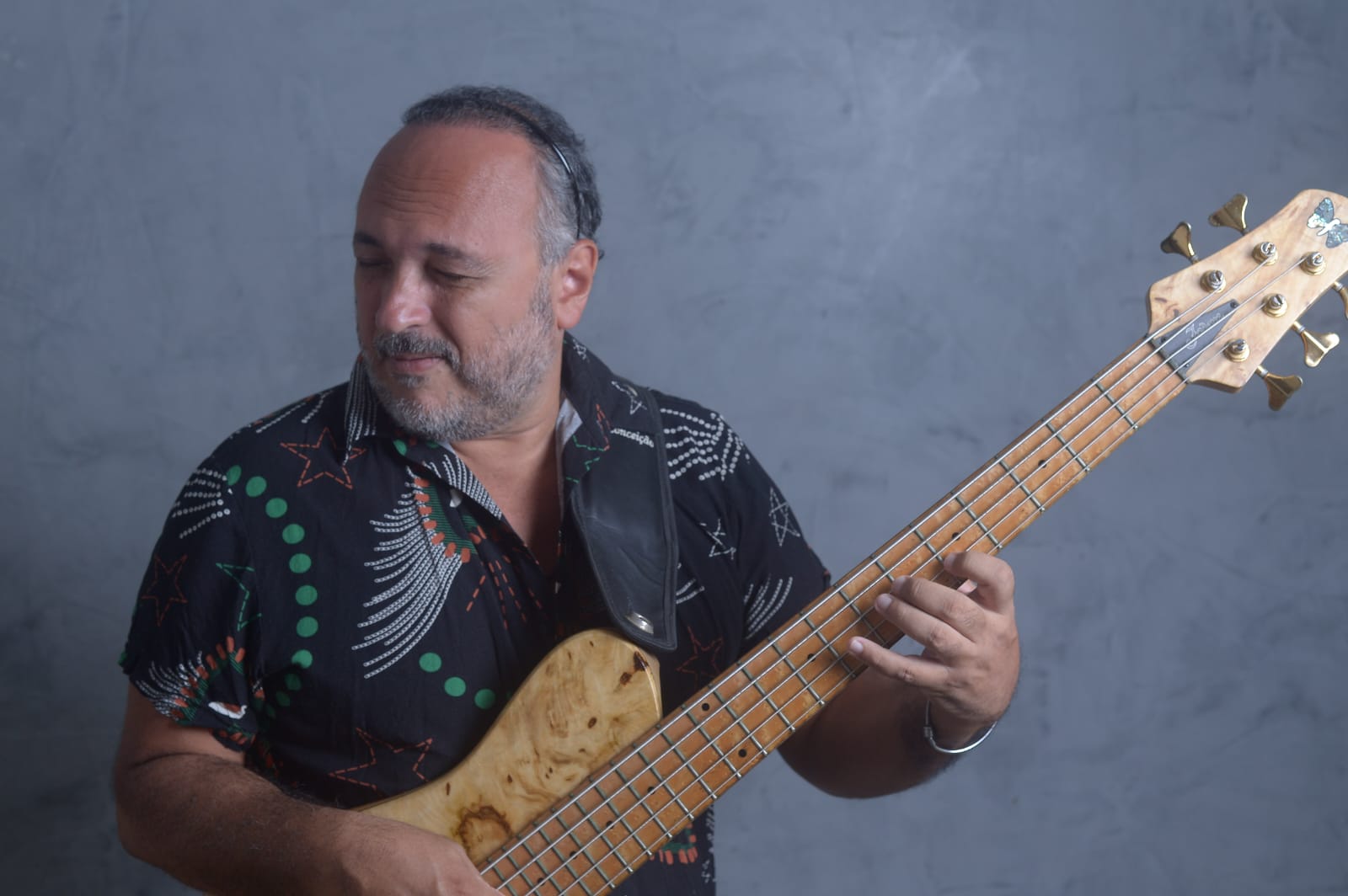 Ney Conceição tocando baixo